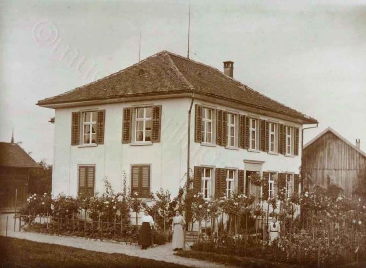 Schulhaus Scherzingen, Baujahr 1845 / mit 3 Töchter von Lehrer Widmer