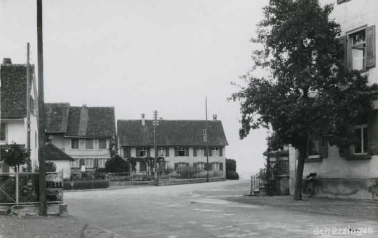 Kreuzung beim Bäckerstübli / links: Restaurant Konsumhof / rechts: Konsum