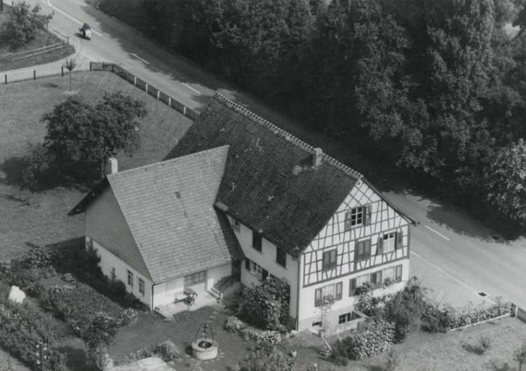 Dorfstrasse, Bromguet gegenüber Weinhandlung