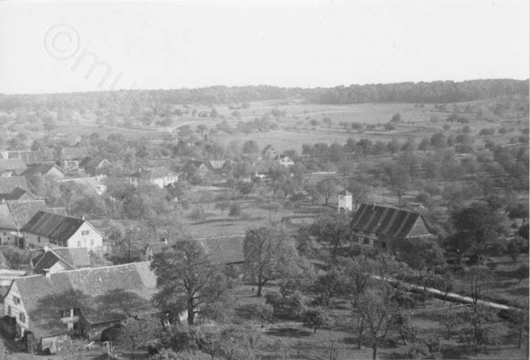 westlich des Schulhauses