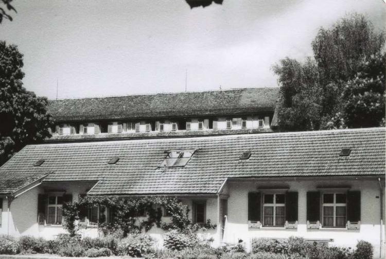 Gärtnerei / hinten: Operationstrakt