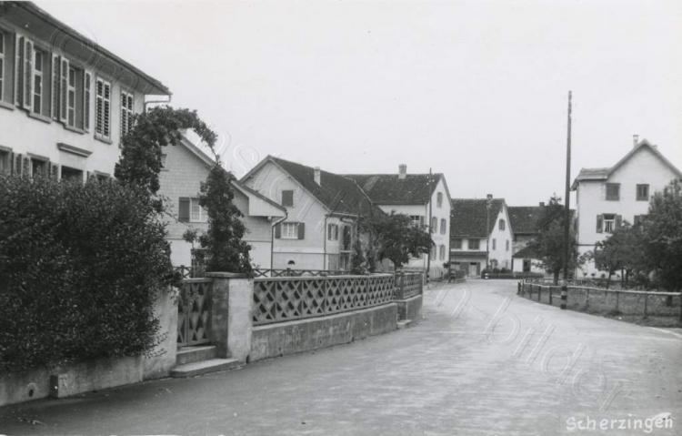 Schulstrasse / links: Schulhaus