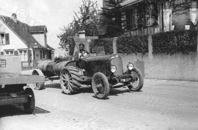 Dorfstrasse bei Haus Rutishauser mit historischem Güllewagen