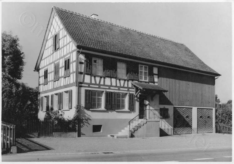 Dorfstrasse, Bromguet gegenüber Weinhandlung