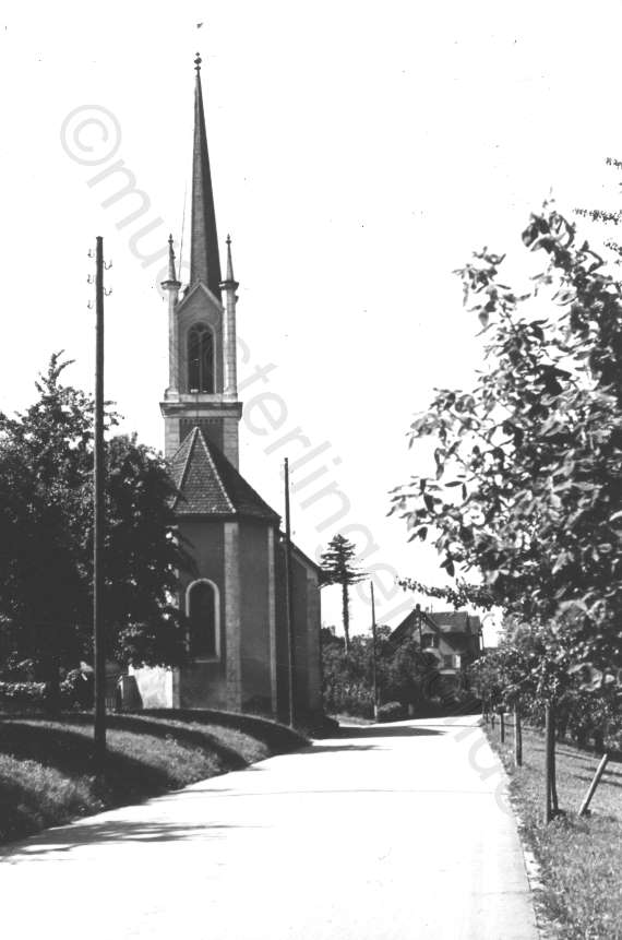 Dorfstrasse mit Evang. Kirche / im Hintergrund: Haus Gallmann
