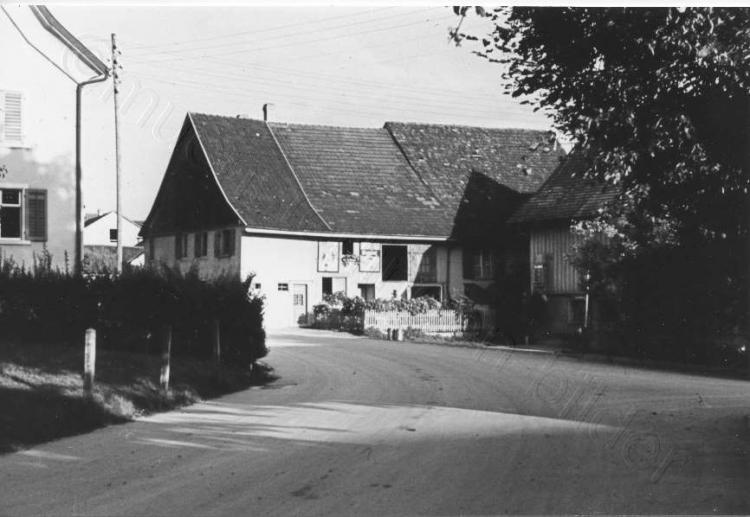Dorfstrasse / links: evang. Pfarrhaus
