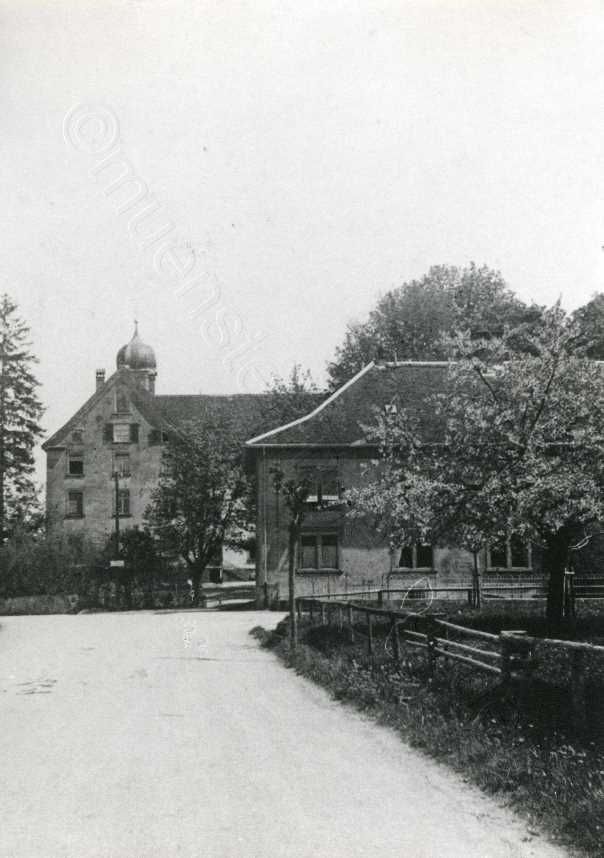 Vordergrund rechts: Gutsverwaltung