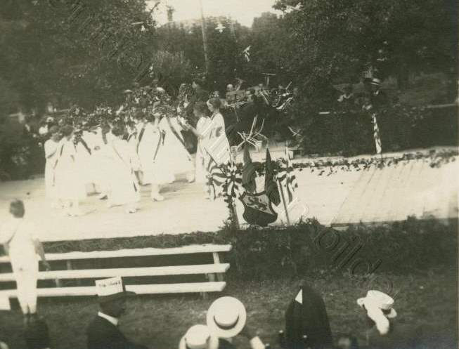 1922 Fahnenweihe Schützengesellschaft, Reigen auf der Bühne bei der Pension Schelling