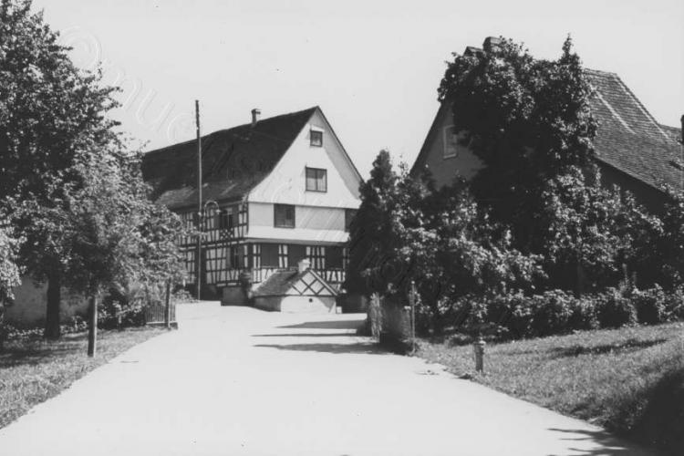 Dorfstrasse beim Haus Rutishauser / rechts: Haus Hutterli