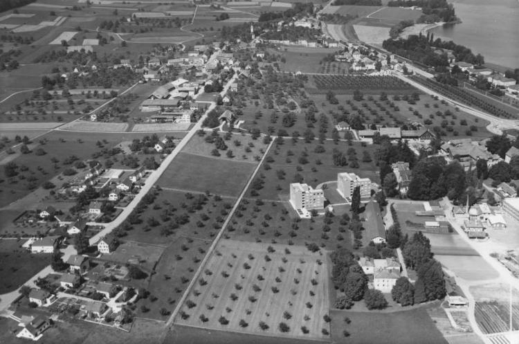 1968, links: alte Landstrasse / rechtes: Schwesternhäuser und Gutsverwaltung