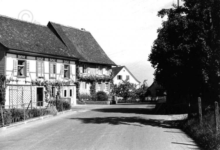 Dorfstrasse / links: Haus Hutterli
