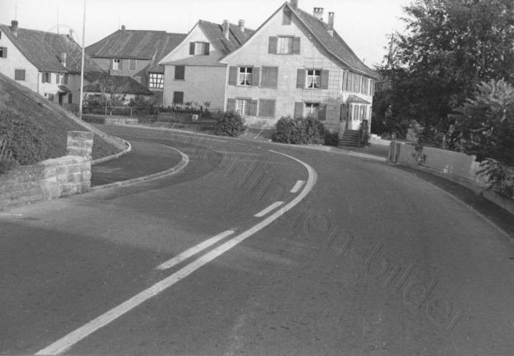 alte Landstrasse Einmündung Bahnhalde / im Hintergrund: alte Post