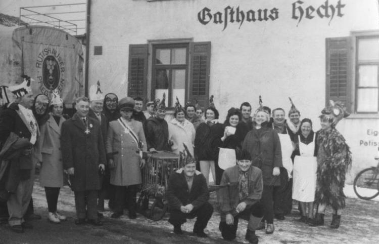 Narrentreffen vor dem Restaurant Hecht
