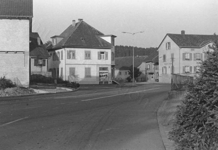 Einmündung Bahnhalde in alte Landstrasse / links: ehemals Coiffeur Itzentaler
