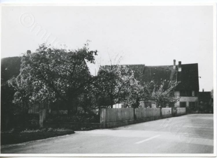 Dorfstrasse beim Bäckerstübli / im Hintergrund Haus Rutishauser