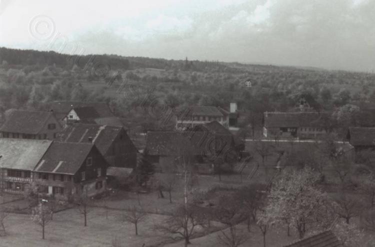 links: Spycherstrasse / in der Mitte: Schulhaus
