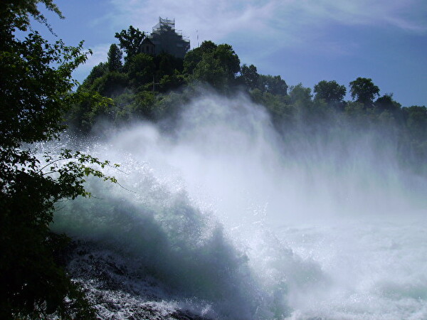 Der Rheinfall bei Schaffhausen ist der grösste Wasserfall Europas. Auf einer Breite von 150 Meter und einer Höhe von 23 Meter bietet der Wasserfall Spektakel pur. 700 Kubikmeter Wasser fliessen bei einer mittleren Wasserführung über den Felsen.