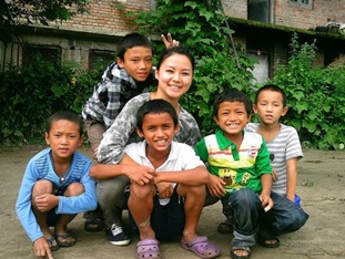 Stahlende Kinder vom Kinderheim „Jossa“ in Nepal mit Anna Bertogna (Bild zVg)