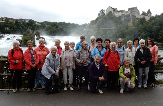 Seniorengruppe posiert vor dem Rheinfall