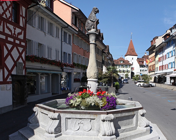 Rathausbrunnen, Blick auf Ochsentor