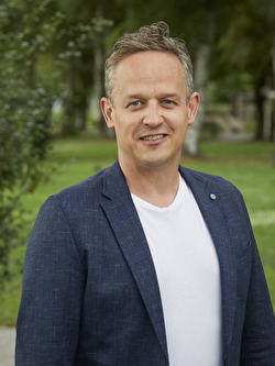 Herr in weissem Shirt