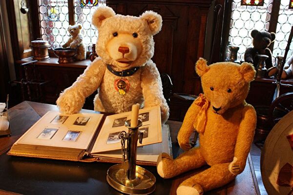 zwei Teddybären sitzen am Tisch