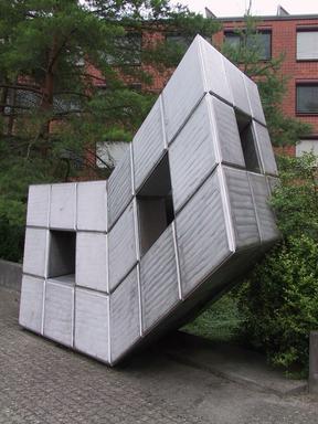 Hächler Peter * 1922 Lenzburg
Blumenrain 7, 5600 Lenzburg

Nach einjährigem Architekturstudium Besuch der Ecole des Beaux-Arts in Genf
1949 Diplomabschluss der Bildhauerklasse
1949-50 im Atelier von Germaine Richier in Paris
1958 Rückkehr in die Schweiz.
 
Seit den 70er Jahren zählt er zu den «neuen Konkreten». Zahlreiche öffentliche Aufträge in der ganzen Schweiz, Ausstellungen im In- und Ausland.
Lit.: Peter Killer: Peter Hächler (Waser Verlag, Weiningen-Zürich 1994)