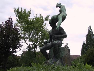Suter August 1887-1965

August Suter, Bürger von Eptingen, lebte während des grössten Teils seiner Schaffenszeit in Paris.
In einem an Maillol und Despiau orientierten Stil modellierte er vor allem Porträts und Aktfiguren. Als sein bedeutendstes Werk gilt das 1931 eingeweihte Spitteler-Denkmal in Liestal.
