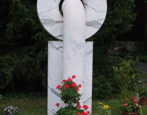 Magoni Claudio *1951 Muralto
Oberer Rebbergweg 33, 4153 Reinach

Ausstellungen im In- und Ausland (u.a. Mannheim, Altkirch)
1987 «Künstler aus Basel», Kunsthaus Glarus
1988 «30 junge Schweizer Plastiken», Seedamm-Kulturzentrum Pfäffikon SZ
1988 «7 Basler Künstler», Altes Zeughaus Landenberg, Sarnen
1989 «40 Jahre Kunst im Baselbiet», Schloss Ebenrain, Sissach
1990 «Objekt-Art 1990», Kunstmuseum Grenchen
1986 «Die vier Elemente» Schlosspark Ebenrain
1994 «Sprechzelle», Hof der Werkstatt-Galerie Reinach BL
1996 «365 Tage», Platzgestaltung im Bereich der BLKB Birsfelden
