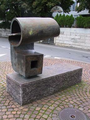 Schilling Albert 1904-87
Bildhauer Arlesheim

Nach der Maturität theologische und kunstgeschichtliche Studien in Luzern und Zürich
1930-32 Hochschule für bildende Kunst, Berlin
1935/36 Eidgenössisches Stipendium

1962 Biennale Venedig
1974 Kulturpreis des Kantons BL
Grossskulpturen u.a. im Dom zu Würzburg, in der Allerheiligenkirche Basel. «Margrit», Schloss Ebenrain, Sissach, «Fischer», Solitude-Park, Basel Dorfplatz Ariesheim: 3 Skulpturen aus verschiedenen Epochen. Erneuerer der sakralen Skulptur und Raumgestaltung in der Schweiz, in Frankreich, Österreich und Deutschland.