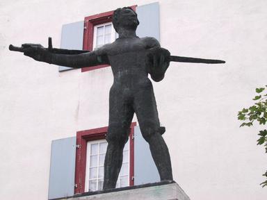 Probst Jakob 1880-1966
Ehrenbürger seiner Heimatgemeinde Reigoldswil

1896-99 Lehre als Zimmermann
1910 Eintritt ins Atelier von Antoine Bourdelle (Schüler von A. Rodin) in Paris
Auslandaufenthalte in Florenz, Rom, Ägypten.
 
1952 Biennale Venedig
1965 Goldmedaille Internationale Ausstellung Brüssel, Pegasus, Merkur.
Europa: Reliefs Bahnhof Cornavin, Genf; Schlachtdenkmal Dornach; Henri Dunant-Denkmal, Genf; Abbe Bovet-Denkmal, Fribourg; Hodler-Denkmal, Olten.
