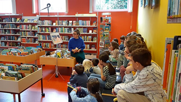 Impression aus der bibliothekarischen Arbeit mit Schulklassen