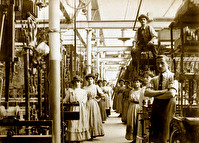 Fabriksaal mit Personal im Sonntagsgewand