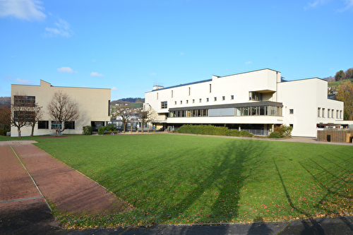 Ansicht Schulhaus und Mehrzweckhalle Bützenen