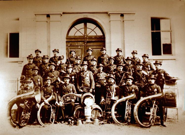 vor dem Schulhauseingang mit neuer Uniform