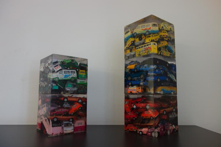 Acryl-Würfel mit Spielzeugautos