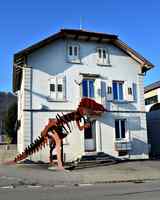 Dinosaurier vor Schickeria in Sissach