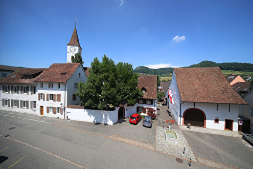 Ensemble Jakobshof und Ref. Kirche mit altem Schulhaus