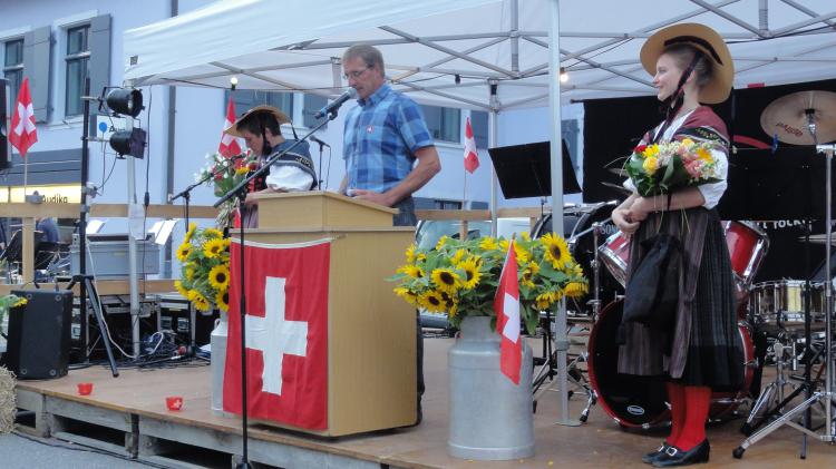 Gemeindepräsident Peter Buser und Ehrendamen