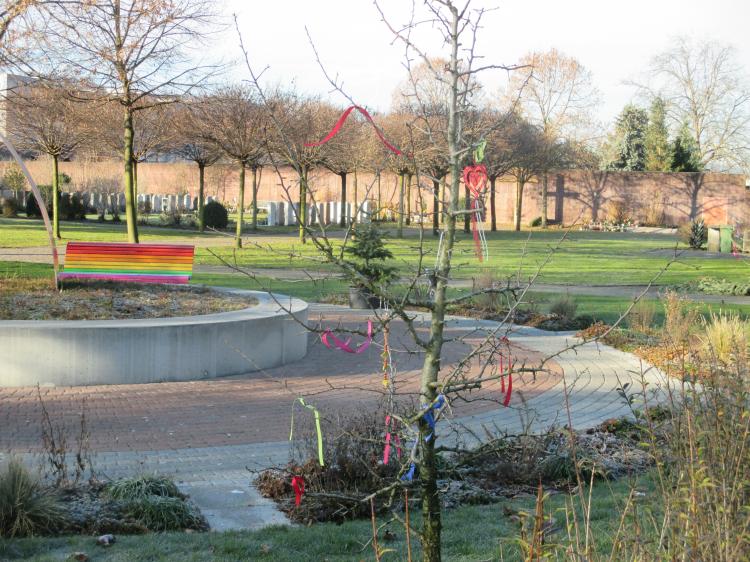 Beim Kinderfriedhof stehen ein Wild-Birnen- und ein Apfelbaum, an welchem Bänder etc. angehängt werden können.
