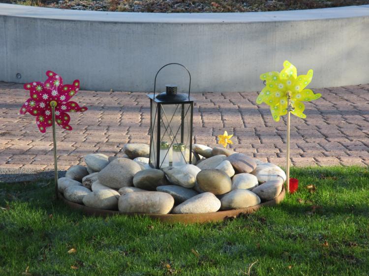 Beschrift- und bemalbare Steine beim Gemeinschaftsgrab auf dem Kinderfriedhof