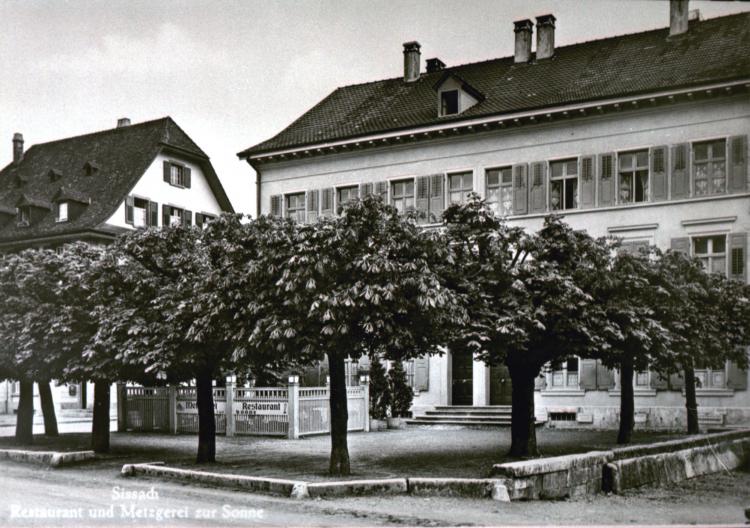 mit Schattenbäumen der Gartenwirtschaft