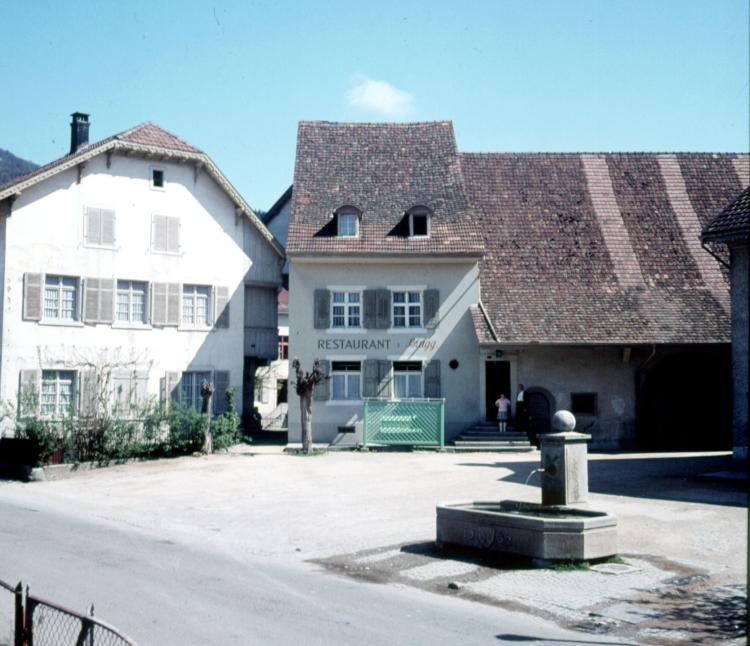 links Haus Ryf, rechts Haus Lehrerin Anna Wirz