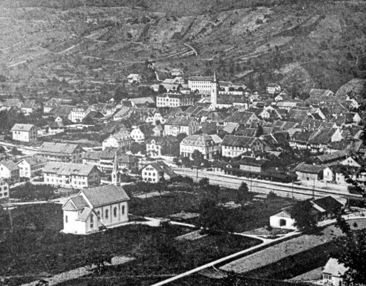 Katholische Kirche ohne Pfarrhaus mit SBB-Schuppen