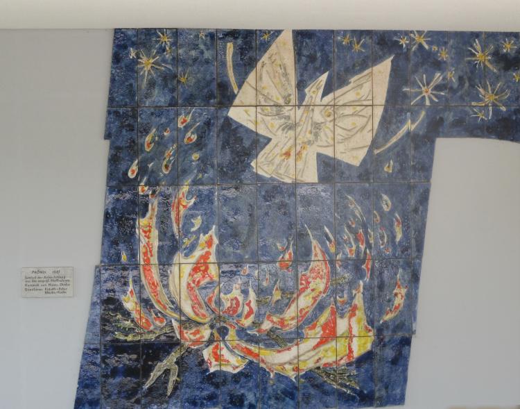 Das Keramikwandbild befindet sich auf der Wand der Leichenhalle auf dem Friedhof in Sissach. Keramik von Hanns Studer aus dem Jahr 1982. 