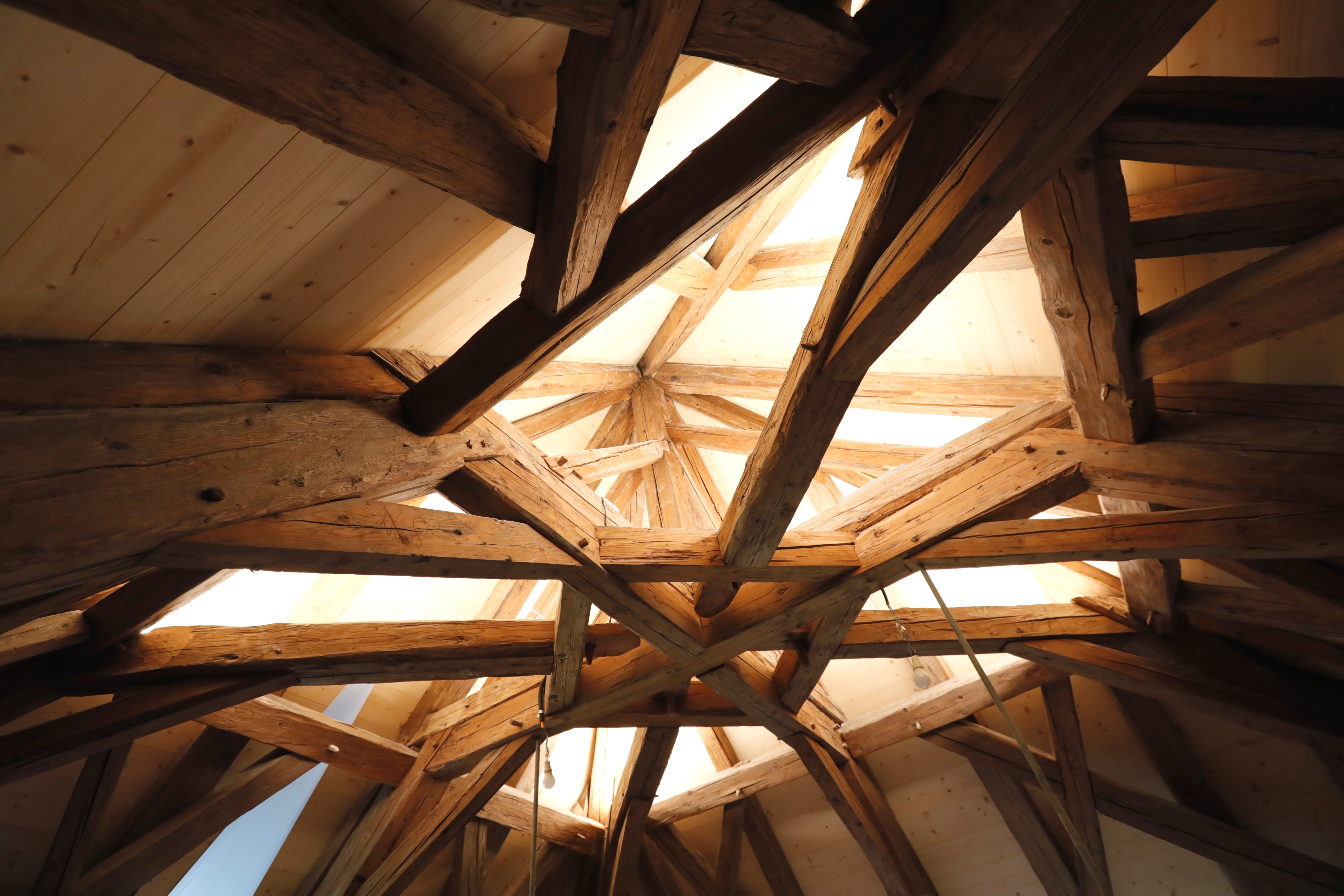 L’ensemble des combles du château a été refait avec la charpente d’origine.