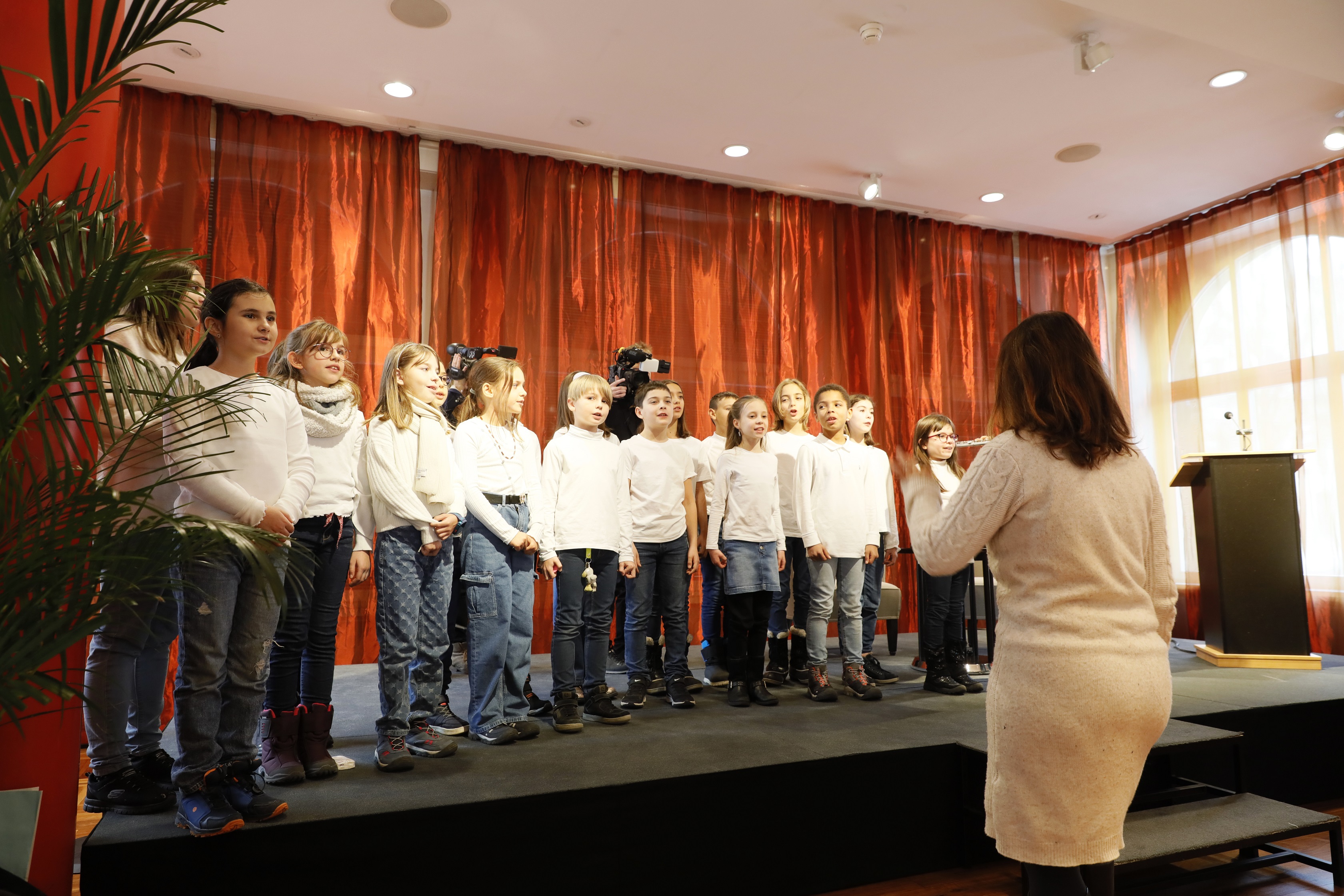 Les élèves lui ont chanté le chant populaire d'Émile Jaques-Dalcroze « Le Pays romand ».