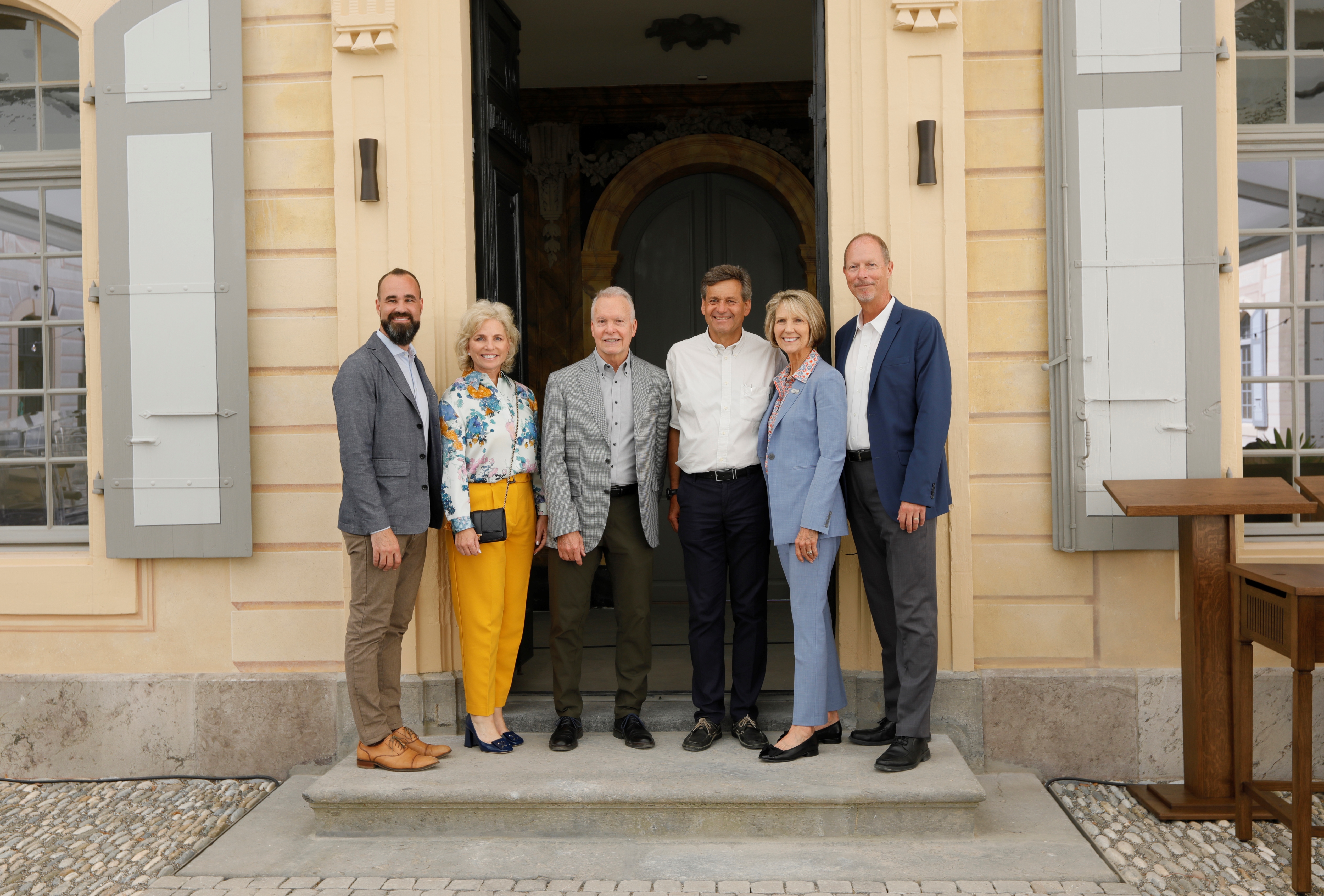 Ezra Plank, Directeur exécutif et professeur au Château d’Hauteville; Dee Anna Smith, CEO, Sarah Cannon Research Institute, Chair, Pepperdine Board of Regents; Gary Hanson, Vice-président de l’Université de Pepperdine; Nicolas Delachaux, architecte; Sara Jackson, Rectrice de l’Université de Pepperdine et Marc Goodman, Vice-recteur au Château d’Hauteville.