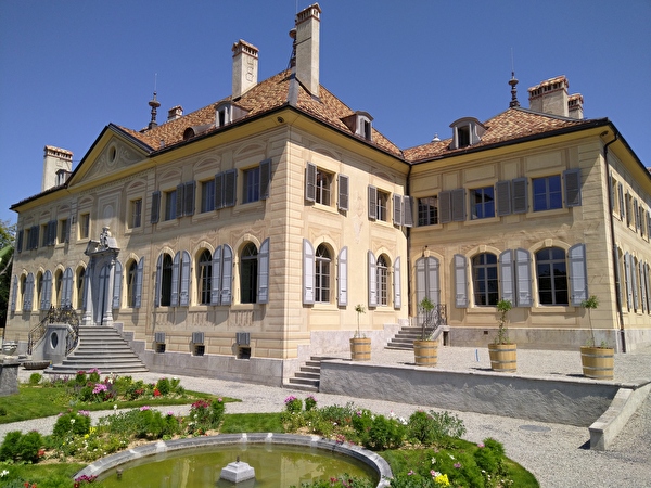 Vue extérieure du château à la fin des premiers travaux en juillet. Photo : Philippe Ducraux