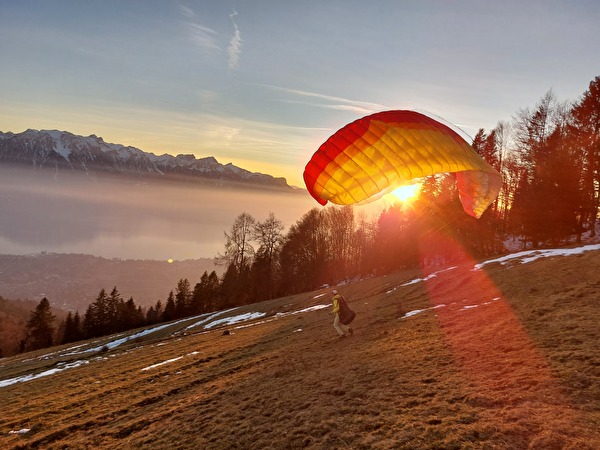 Charlotte s'élance en parapente depuis Lally au coucher du soleil